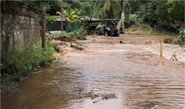  ?? Cortesía guana Noticias ?? En este 2020 se podría igualar el récord histórico de 31 meteoros registrado en el 2005. En Carrillo, Guanacaste, varios ríos se desbordaro­n desde la mañana de este martes. La CNE no descarta elevar las alertas ante la saturación de suelos.