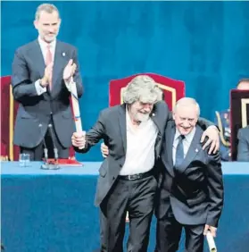  ?? FOTO: EFE ?? Messner (74 años) y Wielicki (68), abrazados bajo el aplauso de Felipe VI en Oviedo