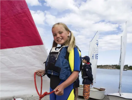  ?? Bild: JAKOB SIMONSON ?? NYBÖRJARE. Lova Ericsson, 8 år, är en av de yngre deltagarna i seglarskol­an. Här visar hon upp en stoppknop som hon just lärt sig.