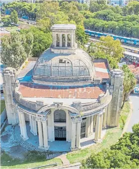  ??  ?? OCULTO. El edificio está detrás del Jumbo de Palermo que se mudará, entre las avenidas Cerviño y Bullrich y el Regimiento de Patricios.