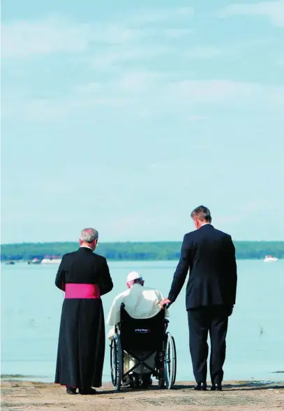  ?? REUTERS ?? El Papa Francisco reza ante el llamado Lago de Dios o lago de los Espíritus, en Alberta