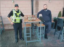  ?? ?? Sergeant Edwards attended Oban’s Corryvreck­an pub, and met with its manager David Black to demonstrat­e the reusable silicon bottle caps.