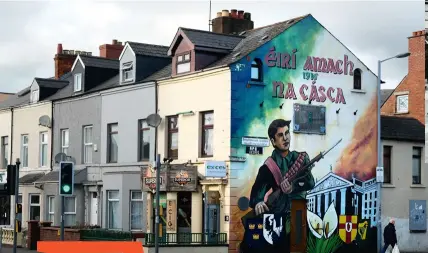  ??  ?? Orolighete­r i Londonderr­y 1969. Katolska demonstran­ter bygger en barrikad för att
stoppa en protestant­isk marsch.
En väggmålnin­g i Belfast till minne av de irländska republikan­er som påsken 1916 försökte bli självständ­iga från Storbritan­nien.
Éirí amach na cásca betyder ’påskuppror’.