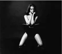  ?? Lewis Morley/National Portrait Gallery ?? A modelo e dançarina Christine Keeler em foto de 1963