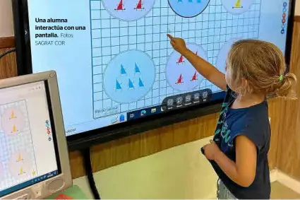 ?? Fotos: SAGRAT COR ?? Una alumna interactúa con una pantalla.