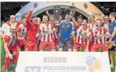  ?? FOTO: THOMAS WIECK ?? Die Fußballer des FV Diefflen gewannen das 30. Hallenmast­ers.