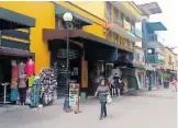  ?? / CESAR MARTÍNEZ ?? Así lucían, ayer, los locales comerciale­s del primer cuadro