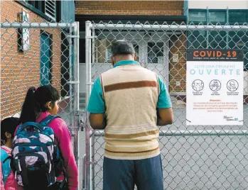  ?? ADIL BOUKIND LE DEVOIR ?? La présence à l’école sera obligatoir­e à compter de la rentrée scolaire, dans deux semaines, mais Québec permettra cette année encore aux élèves ayant un problème de santé particulie­r de suivre leurs cours à distance s’ils ont un billet de médecin.