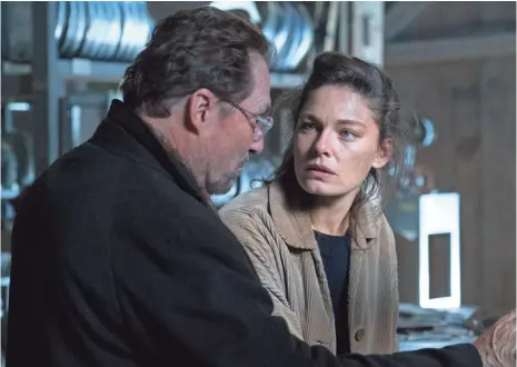  ?? PHOTOS BY LIANE HENTSCHER, AMAZON ?? At last, meet The Man in the High Castle, Absenden (Stephen Root), here with Julianna Crain (Alexa Davalos).