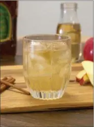  ?? PHOTO COURTESY OF FINE WINE & GOOD SPIRITS ?? Mix up a caramel apple cocktail.
