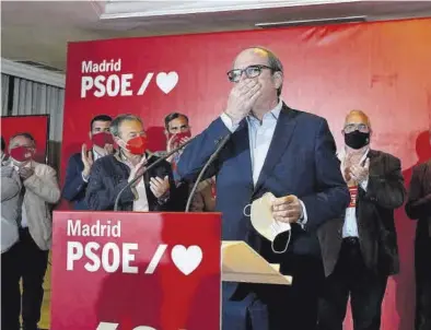  ?? DAVID CASTRO ?? Ángel Gabilondo durante su comparecen­cia en la noche electoral del 4-M en el hotel Princesa Plaza.