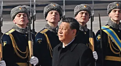  ?? ?? of Russian soldiers in their ceremonial uniforms after his arrival at Moscow airport