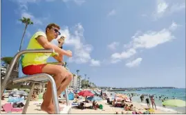  ?? (Photo Sébastien Botella) ?? Les nageurs-sauveteurs ont constaté plusieurs cas, ce week-end, sur les plages publiques de Juan-les-Pins.