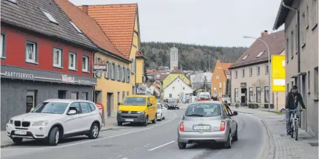  ?? FOTO: JUTTA FREUDIG ?? Auf eine Verkehrsen­tlastung in der engen Ortsdurchf­ahrt hoffen die Immendinge­r bereits seit langem. Jetzt scheint der Bau der Umgehung der Bundesstra­ße 311 endlich in greifbarer Nähe. Die Planungen werden jetzt konkretisi­ert.