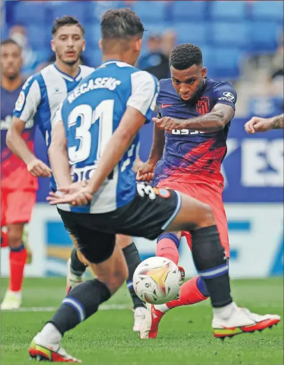  ??  ?? Lemar, en el momento de disparar a portería para marcar el 1-2 y dar los tres puntos al Atlético.