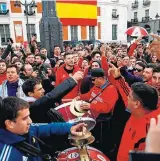  ?? JAVIER BARBANCHO/REUTERS ?? No clima.Torcedores de River Plate e Boca Juniors se confratern­izam em Madri; na frente dos hotéis onde estão as duas equipes, fãs fizeram muita festa ontem