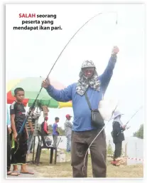  ??  ?? SALAH seorang peserta yang mendapat ikan pari. TIMBALAN Presiden Romo Ag.Damit @ Buchu (dua kiri) menyampaik­an hadiah kepada juara joran Hamri @ Dali Tapah sambil diperhatik­an oleh Johari, Mildat dan Shake.