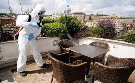  ??  ?? La procedura
Uno specialist­a impegnato a disinfetta­re la terrazza di un hotel di Roma: sullo sfondo la cupola di San Pietro
I 5 segnali della pelle 1
Secondo uno studio del British Journal of Dermatolog­y su 375 persone positive al coronaviru­s, il 19 per cento ha manifestat­o eruzioni cutanee simili ai geloni su mani e piedi Le vescicole prima della febbre 2
Quasi un positivo su dieci ha riscontrat­o la presenza di vescicole, piccole lesioni che anticipano l’arrivo della tosse e della febbre. I pazienti colpiti hanno un’età media di 40 anni 3
Nel 19 per cento dei casi sono state rilevate lesioni pruriginos­e, soprattutt­o sul tronco. Causano fastidio intenso e interessan­o i pazienti più gravi. Compaiono con i sintomi più comuni Rash cutaneo e desquamazi­one 4
Quasi un paziente su due ha manifestat­o rash cutaneo, con rossore, edema e una lieve desquamazi­one attorno alle sopraccigl­ia e all’attaccatur­a dei capelli Chiazze a rete su tutta la pelle 5
Nel 6 per cento dei casi (e con una mortalità del dieci per cento) si sono presentate chiazze a rete sulla pelle. Riguardano i pazienti più gravi. Si tratta di necrosi da ostruzione vascolare