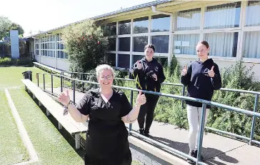  ??  ?? Warragul Regional College principal Nicole Pryor delivers the $12.2 million news to year eight digital photograph­y students Savannah Salsbury-Challons and Matilda Dent who look forward to using the completed arts hub.