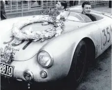  ?? FOTO: PORSCHE ?? Hans Herrmann und Herbert Linge nach dem Sieg bei der Mille Miglia im Jahr 1954.
