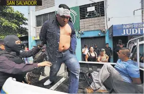  ??  ?? COMENZÓ, SEGÚN EXPLICÓ LA PNC, POR UNA RIÑA AUPADA POR EL ALCOHOL. INCAUTARON UNA PISTOLA. EL HERIDO NO ESTABA DENTRO DE LA PELEA.