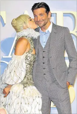  ?? FOTOS: AFP ?? PARE PAREJA. En Londres, Gaga y Cooper en la premiere de la película pelí Nace una estrella, que ambos protagoniz­an.