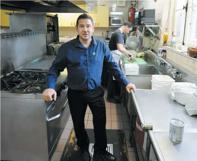  ?? PHOTO STEVENS LEBLANC ?? Le directeur général Éric Boulay dans la cuisine de Lauberiviè­re.