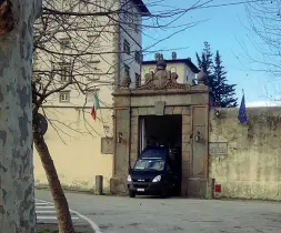  ??  ?? Ultimo trasferime­nto: è quello che è avvenuto ieri mattina alle 9,45 quando la camionetta della polizia penitenzia­ria (nella foto) ha portato l’ultimo internato dell’Opg di Montelupo nella struttura di Volterra