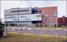  ?? NEWS PHOTO GILLIAN SLADE ?? An area of the parking lot, in front of the Medicine Hat Regional Hospital’s new wing, is marked where an alternativ­e landing area for a helicopter is one of the requiremen­ts Transport Canada has identified. Dominating the skyline is the flange around...