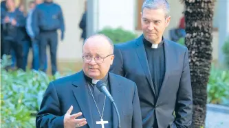  ?? EFE ?? El arzobispo maltés Charles Scicluna (c), enviado del papa Francisco a Chile, habla con la prensa.