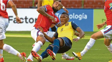  ?? Foto: Imago Images ?? Scheitert Carlos Gruezo (Mitte) doch noch an Chile (in Rot Ex‰bayern‰profi Arturo Vidal) auf dem Weg zur WM? Denn der chilenisch­e Verband hat Einspruch gegen die südamerika­nische Wm‰qualifikat­ionsrunde eingelegt. Doch die Fifa stellte das Verfahren jetzt erst einmal ein.