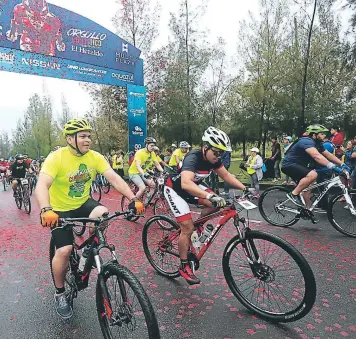  ??  ?? Los ciclistas deben estar antes de las 6:00 de la mañana ubicados en su categoría. Luego de pasar la alfombra en la meta, empieza a correr el tiempo para cada ciclista. Deportes