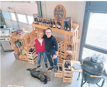  ?? FOTO: SUSANNE GENATH ?? Michael Richard „Richie“Wolter mit seiner Frau Andrea Schlarmann und Hund Verdi. Sie betreiben die Brauerei Corma in Strümp und wollen nun erweitern.