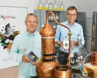  ?? Fotos: My Own Gin (2); Fattyplace, stockadobe.com ?? Tom Praschivka (links) und Helfried Prünster, die beiden Gründer von My Own Gin.