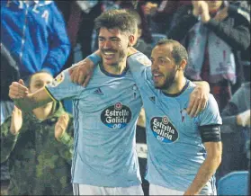  ??  ?? Jozabed ya marca El jugador celebra con el capitán Marcelo Díaz su gol