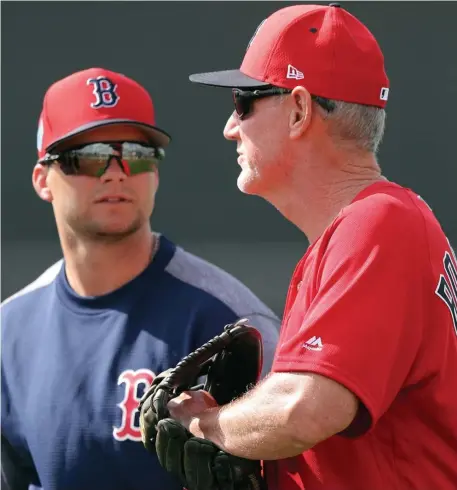  ?? CHRISTOPHE­R EVANS / HERALD STAFF FILE ?? ‘OPEN BOOK’: Red Sox outfielder Andrew Benintendi talks with bench coach Ron Roenicke during spring training last year.