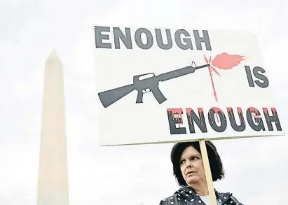  ?? SAUL LOEB / AFP ?? “Ja n’hi ha prou”, diu aquesta pancarta a la manifestac­ió antiarmes de diumenge a Washington