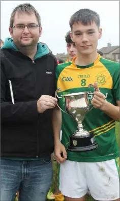  ??  ?? Dean Goodison of People Newspapers (sponsors) with HWH-Bunclody’s victorious captain, Ciarán Kavanagh.