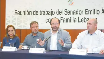  ??  ?? El senador Emilio Álvarez Icaza invitó a la familia LeBarón al Senado de la República a fin de que sostuviera­n una reunión con legislador­es, en un encuentro ante periodista­s.