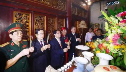  ?? VNA/VNS Photo ?? HONOURING ANCESTORS: Prime Minister Phạm Minh Chính (third from left) and other state o cials o er incense in commemorat­ion of Kings Hùng, the legendary founders of Việt Nam, at Kings Hùng Temple at the special national historical heritage site in Phú Thọ Province.