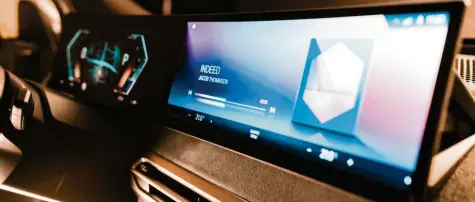  ?? Foto: BMW AG ?? Das ganze Armaturenb­rett ein einziges Display: Neue Bediensyst­eme wie hier die kommende Generation von BMW iDrive setzen auf gigantisch­e Berührbild­schirme. Nach klassische­n Schaltern oder Tasten suchen die Fahrer vergebens.