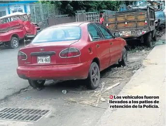  ??  ?? Los vehículos fueron llevados a los patios de retención de la Policía.