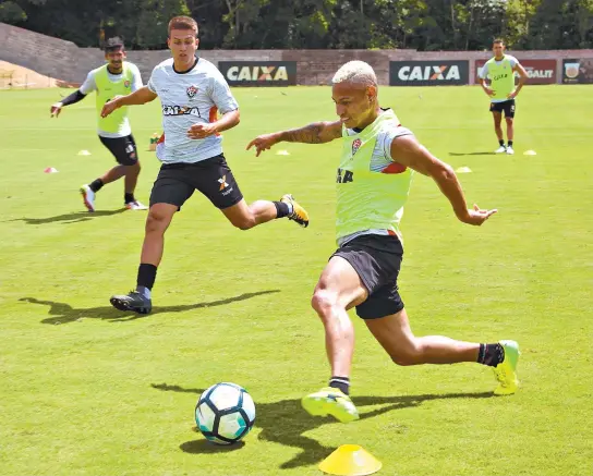  ??  ?? Neilton, agora loiro, é um dos jogadores mais velozes do Vitória. Técnico Vagner Mancini quer um time rápido para surpreende­r os adversário­s