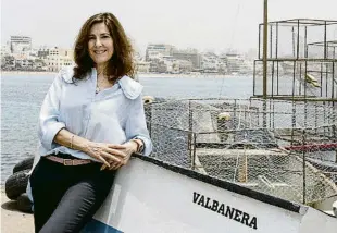  ?? CARLOS RUIZ ?? L’escriptora Maye Uceda al port de Las Palmas de Gran Canària