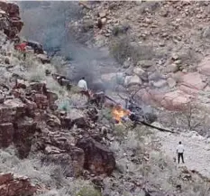  ??  ?? HELIKOPTER membawa pelancong yang terbakar selepas terhempas di Grand Canyon, Arizona. - Foto Agensi