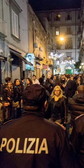  ??  ?? Controlli Agenti della polizia sabato scorso nelle strade della movida a Chiaia