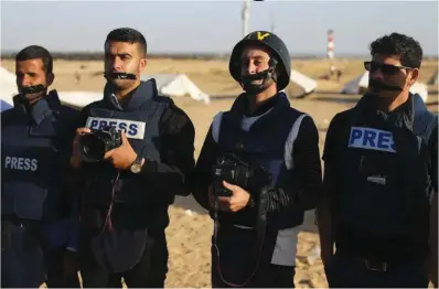  ?? ?? Reporters take part in a protest against the killing of Palestinia­n journalist Yasser Murtaja, in the southern Gaza Strip