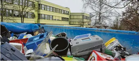  ??  ?? 212 Tonnen oder 265 Container voll Plastik landen pro Jahr im Landkreis Günzburg auf dem Müll. Handelt es sich um Verbundsto­ffe, ist es meist schwer, sie zu recyceln. 30 bis
40 Prozent des Plastikmül­ls können nur noch „thermisch verwertet“– also...