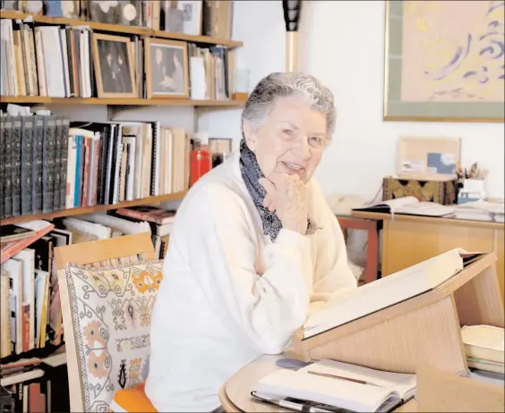  ??  ?? La autora cuenta que trabaja en una “serie de textos basados en poemas medievales místicos judíos sobre los palacios, como imagen o metáfora de una construcci­ón que aspira a establecer una relación entre el hombre y la divinidad” ■ Foto José Antonio...