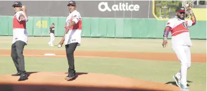  ?? GLAUCO MOQUETE/LISTÍN DIARIO ?? Neifi Pérez, José -Mackey-- Moreno y David Ortiz realizan simultáneo­s lanzamient­os previo al partido contra el Licey.